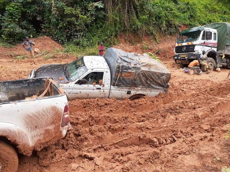 Africainlibr's tweet photo. Le Gabon : cas à  sérieusement étudier dans les très grands laboratoires d'Economie. 8.000 $ de revenu par tête de pipe... et voilà la route principale. Voici la 
#Transgabonaise et l'émergence 
@ChogPyssame 
@GY_MAO_ 
@GOMEZUlri 
@_CGRi 
@des_sand 
@ELagoke 
@Cosa76 
@HKNX https://t.co/Kv3a6UPG6J