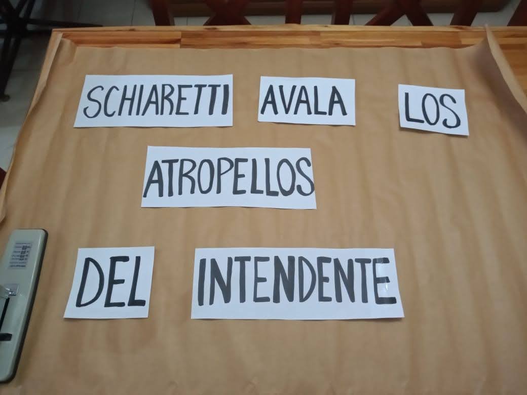 marielvacc's tweet photo. El gobierno provincial es cómplice de la represión a l@s municipales. 
#LlaryoraMiente #NoAlCongreso #SchiarettiYLlaryoraPrecarizanYReprimen https://t.co/H5zzLK1tGe
