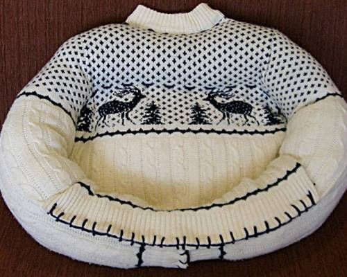 knithacker's tweet photo. How To Upcycle a Pet Bed from an Old Sweater - Smart! 👉 https://t.co/lafxFbpgKC #knit #knitting #diy #pets #pethack #handmade https://t.co/V4vddDrf4M