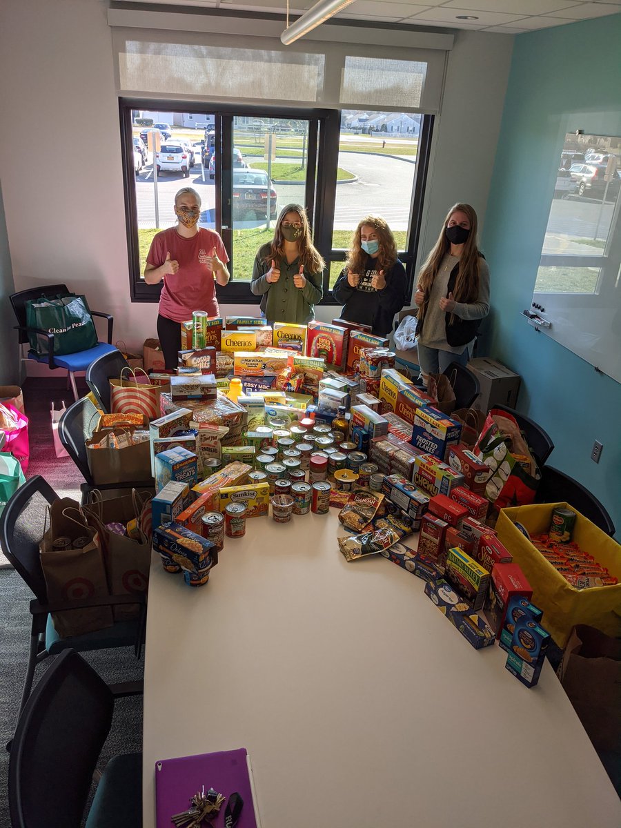 MrSnideQHS's tweet photo. A huge thank you to the QHS National Honor Society for the snackpack program donations. These students made it a mission to fill the back of my truck and surpassed that by miles! Actions like this make me proud to be a Spartan! #Qnited #Qmitted #QbySpartanPride https://t.co/9yvlcM1dBG