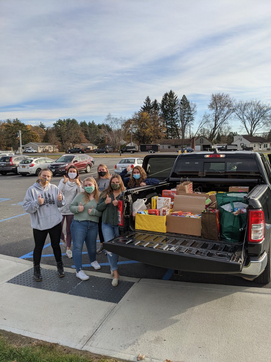MrSnideQHS's tweet photo. A huge thank you to the QHS National Honor Society for the snackpack program donations. These students made it a mission to fill the back of my truck and surpassed that by miles! Actions like this make me proud to be a Spartan! #Qnited #Qmitted #QbySpartanPride https://t.co/9yvlcM1dBG