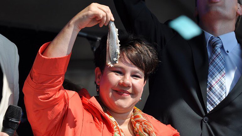 Een nieuwe aflevering in mijn serie "Publieke figuren met haring"

Afgebeeld: Sharon Dijksma (PvdA), nieuwe burgemeester van Utrecht samen met haring (Hollandse Nieuwe) 
Bron: Omroep West, 2013