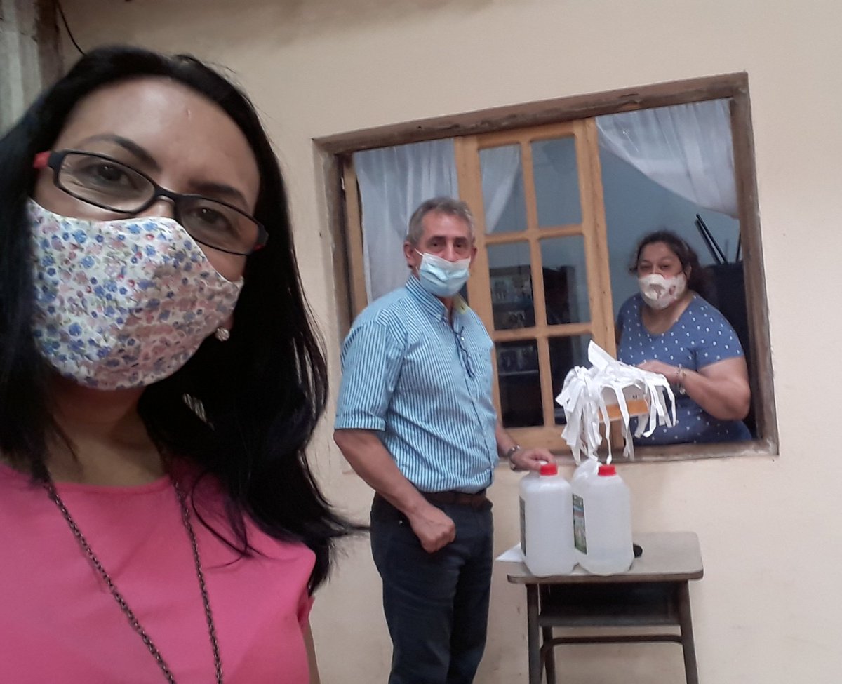 Secretaria Escolar Departamental entregando a los Directivos de Escuelas los elementos  (barbijos, alcohol en gel y alcohol 70%), insumos enviados por el  Ministerio  de Educación de Misiones.
Hay equipo !!!