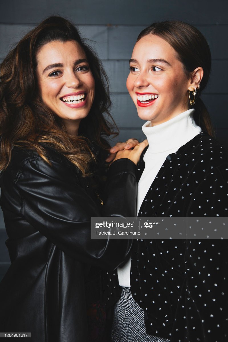 sofia_usero's tweet photo. Algunos días me despierto con la intención de que estas dos personas y las fantasías que inspiran dentro de mí no dominen mi vida, pero es que después me encuentro con instantáneas de este tipo en las que lucen matrimonio consolidado y mi propósito se desmorona por completo https://t.co/2bt8yeprvB