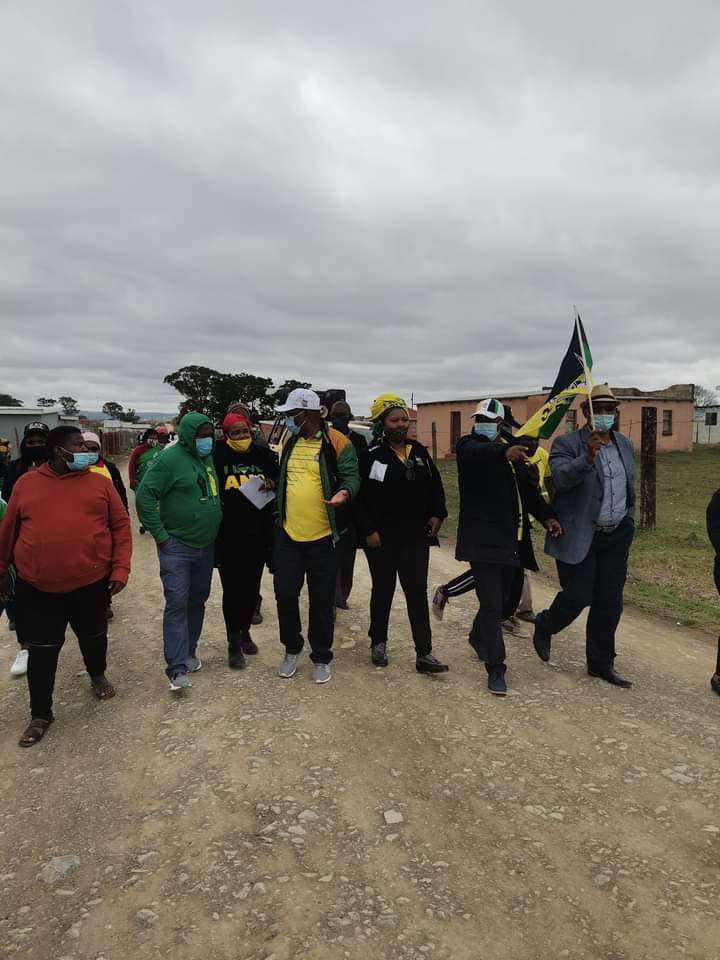 ANCECape's tweet photo. ANC EC Chairperson,Cde Lubabalo Oscar Mabuyane during a walkabout @ Ward 45, ESikhobeni Location,  KWT, Dr W.B Rubusana region to mobilize support for the 11th November 2020 by elections
#VoteANC
@MYANC 
@OscarMabuyane 
@BapsMhlaba 
@pearlido 
@Jamilogy 
@mfundozs 
@tassarawilson https://t.co/gF0Q43mEVX