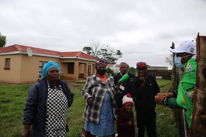 ANCECape's tweet photo. ANC EC Chairperson,Cde Lubabalo Oscar Mabuyane during a walkabout @ Ward 45, ESikhobeni Location,  KWT, Dr W.B Rubusana region to mobilize support for the 11th November 2020 by elections
#VoteANC
@MYANC 
@OscarMabuyane 
@BapsMhlaba 
@pearlido 
@Jamilogy 
@mfundozs 
@tassarawilson https://t.co/gF0Q43mEVX