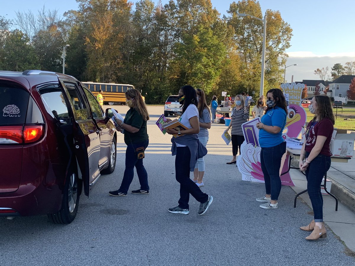 barbosa_NSES's tweet photo. Gobble up a good book drive thru at @HillpointHusky We love our students and the dedication of our teachers! #HPLeadersofthePack #BuildingtheBestSPS https://t.co/968E1jfiTQ