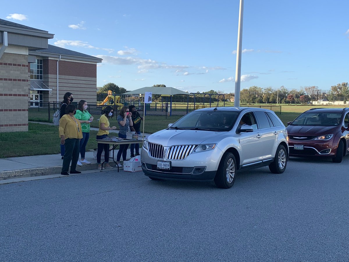 barbosa_NSES's tweet photo. Gobble up a good book drive thru at @HillpointHusky We love our students and the dedication of our teachers! #HPLeadersofthePack #BuildingtheBestSPS https://t.co/968E1jfiTQ