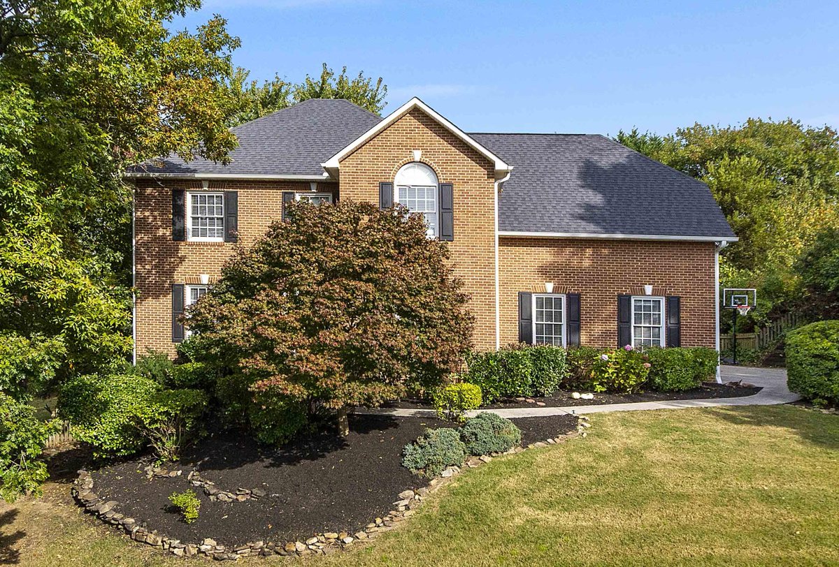 judyhenry's tweet photo. Ready for a change? This 4 BD/ 4 BA in Knoxville might be just the property!  https://t.co/TeV9UbdMzH https://t.co/wa2THoU0Gb