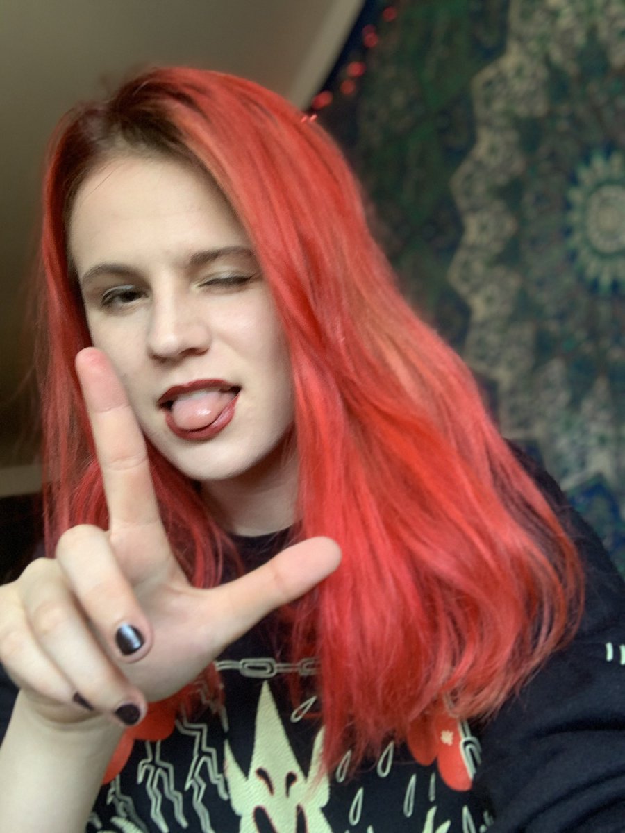 Findomelia's tweet photo. Throwback to my old hair. Do you like it red? https://t.co/gZzZC5Kfxe