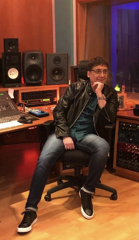 PlateaMax's tweet photo. Aquí en mi estudio Media Music @somosmediamusic empezando a producir música después de muchos meses!! Arranco con muchas ganas y estoy seguro que los resultados serán los mejores! Estoy muy feliz! https://t.co/IPVBq0icoV
