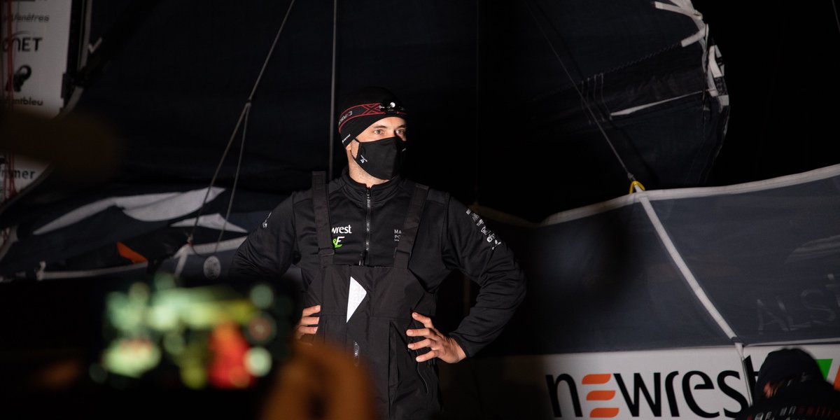 VendeeGlobe's tweet photo. Comme prévu, c'est à 22h15 que @FabriceAmedeo a quitté - en musique - le Ponton du Vendée Globe sous les encouragements de quelques spectateurs. Aidé par plusieurs Team, Fabrice et son équipe ont pu réparer le mât endommagé suite à un problème avec son hook de gennaker 💪 https://t.co/QOIGRLOD2X