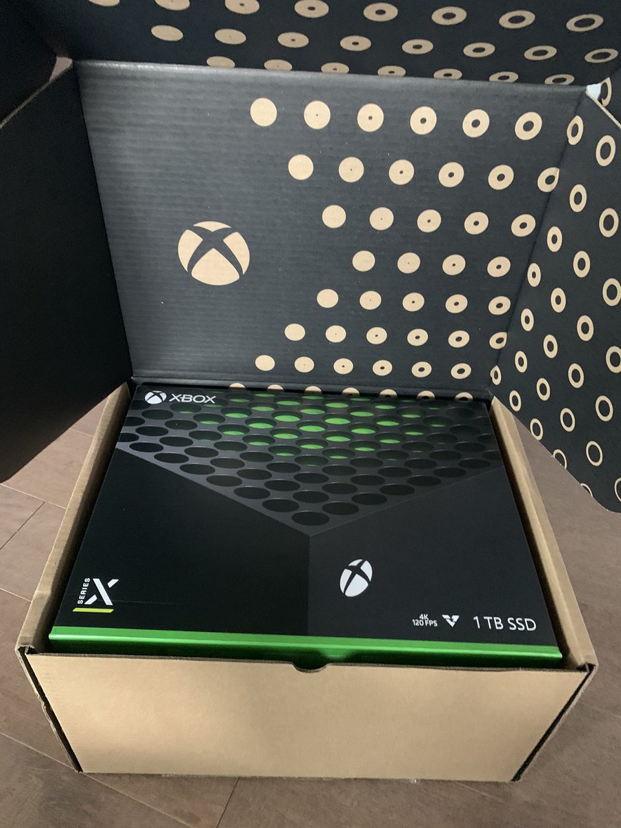 CoryxKenshin's tweet photo. CONGRATS to @Xbox on a successful #XboxSeriesX (and S) launch! Thanks sending ya boy one 😭 I remember standing in line for the Xbox One for 13 hours, so this is a welcomed change! 💚 https://t.co/s23S5TjRmr