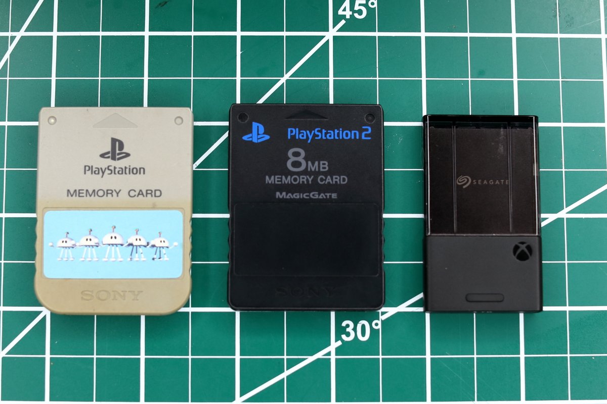 ひげねこ 技 Xbox Series X S用のストレージ拡張カードが本体より先に届いたのでプレイステーションのメモリーカードとのサイズ比較 Ps1の1mbitに比べて容量が800万倍と26年間の進化を感じますね