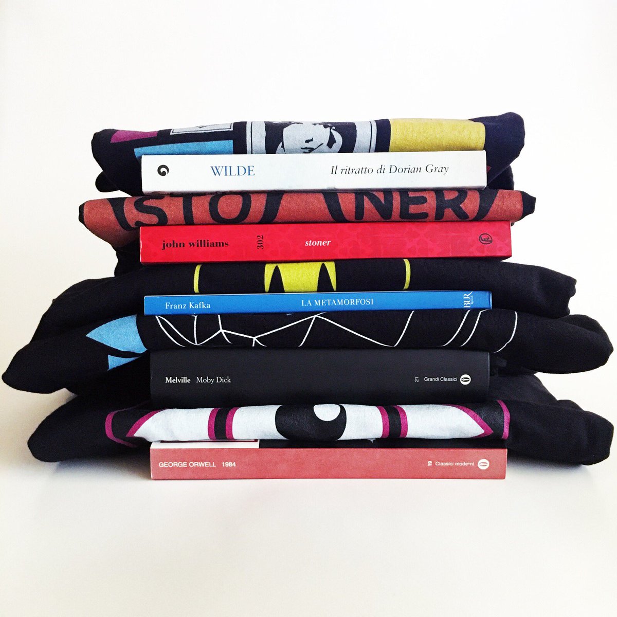 bottegadihamlin's tweet photo. È nato lo shop della Bottega!
Scoprite le nostre #tshirt e i gadget dei #romanzi più famosi!
Curiosi di sapere quali sono i primi cinque titoli? Visitate subito lo shop https://t.co/YxwgHH6FuV https://t.co/jtD1wEQHiS