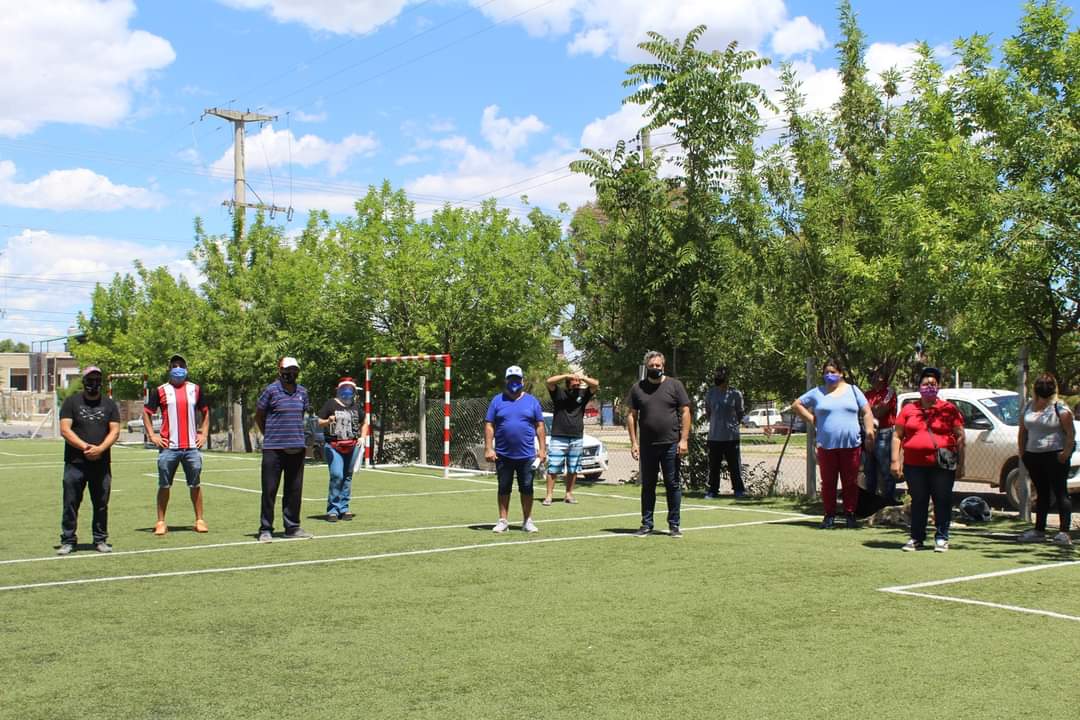 MauSerenelli's tweet photo. Junto a Ruben Guichaqueo (Presidente Liga AIFOC), y las y los Delegados pertenecientes a cada Escuela de Fútbol, mantuvimos una reunión en la cancha de La Esperanza en la cuál se trató el posible regreso a las canchas bajo un protocolo de seguridad responsable.
#AIFOC https://t.co/xs0bPdFwyE