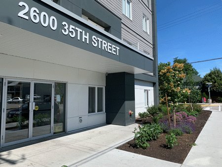 BC_Housing's tweet photo. New supportive homes in Vernon are building lives and community. Find out how Turning Points Collaborative Society (TPCS) worked w/former homeless community members to create 56 safe, secure homes: https://t.co/RHjhPZMo9D  #SupportiveHousing @TPC_Okanagan @CityofVernon https://t.co/fTAXC13R8V