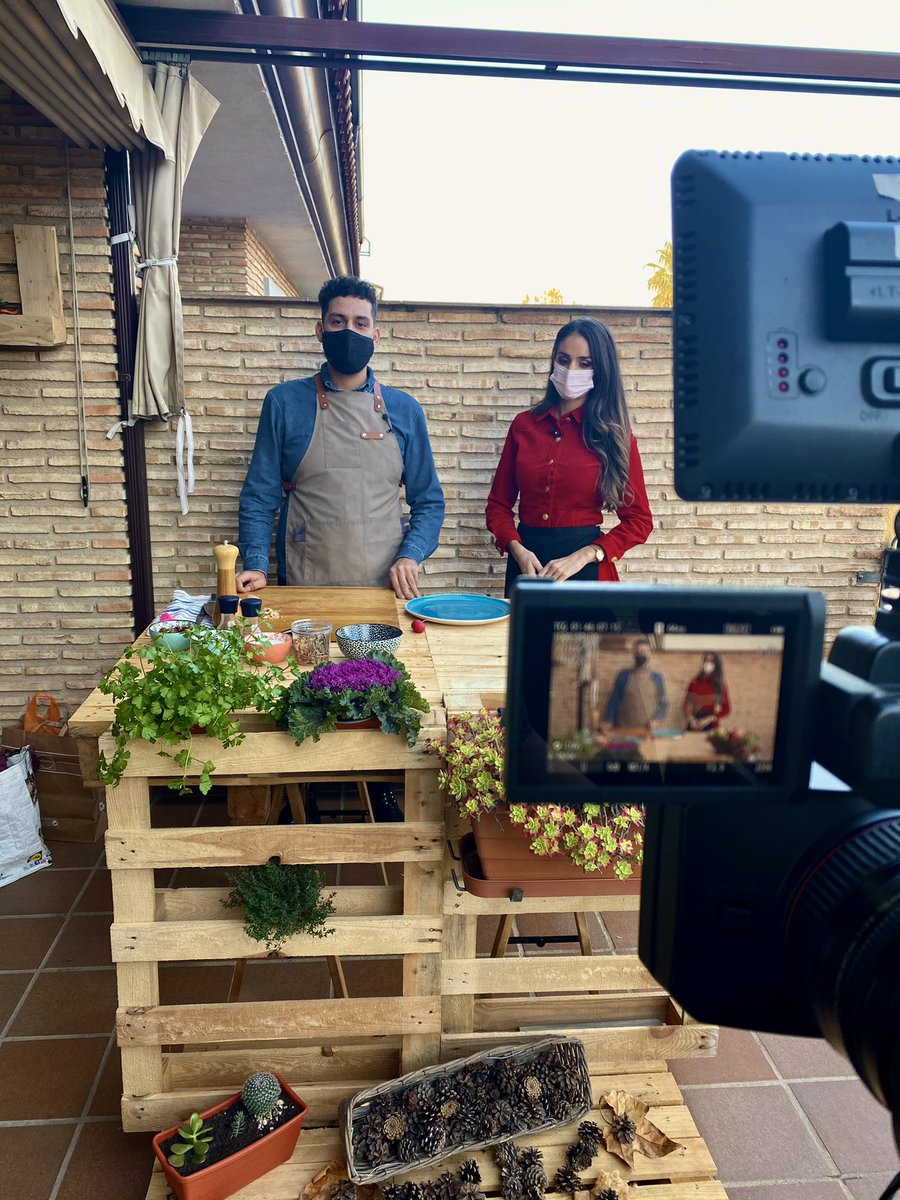 pirochef's tweet photo. 👨🏻‍🍳👩🏻‍🍳 ¡Hoy hemos estado cocinando con @Claudinamata_tv y el equipo de #ComoSapiens de @CocinaRTVE! 

Pronto podréis ver nuestra receta.

♥️ ¡Ha sido un auténtico placer ! 

#Pirochef #gastro #gastronomia #cocinar #chef #cheflive #privatechef #HealthyFood #realfood https://t.co/5IPi25ac2M