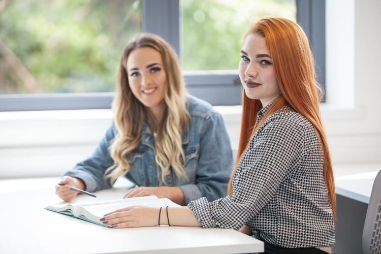 GowerCollegeSwa's tweet photo. 🎓 This week is our Higher Education #ProgressionWeek!

If you’re interested in staying on with us to study #HigherEducation, we’re hosting online chats with our friendly and experienced staff 😊

Go to Moodle for more info! https://t.co/qjlYh00fxB