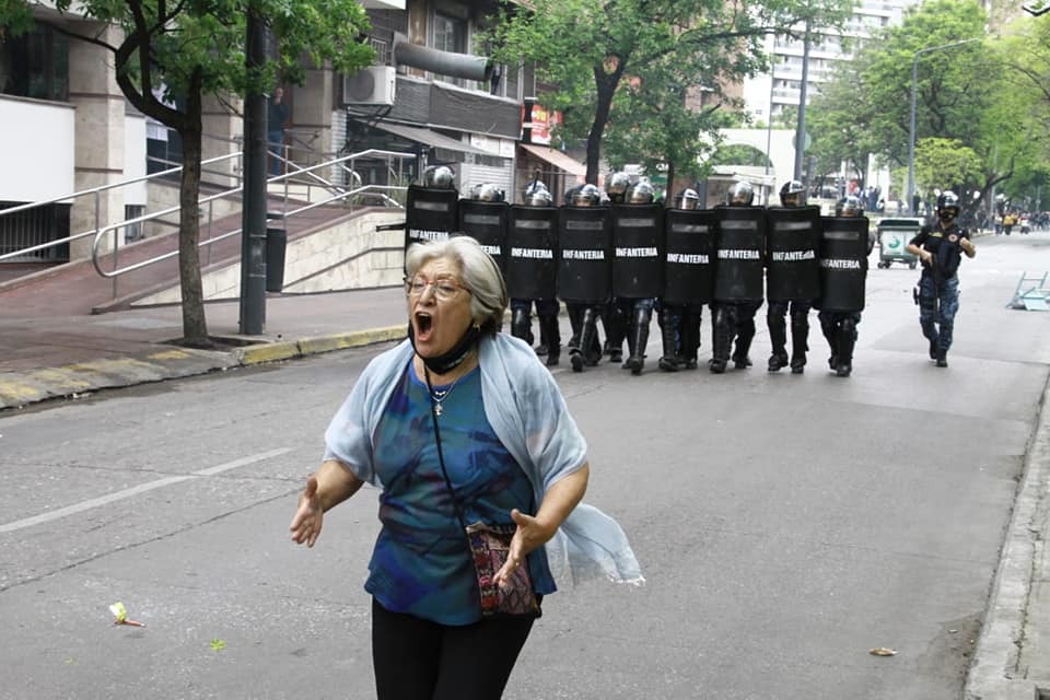 lagunadeoro's tweet photo. #NoAlCongreso 
#LlaryoraMiente 
Vos me hablas de VIOLENCIA.... https://t.co/NI9T05lsyt