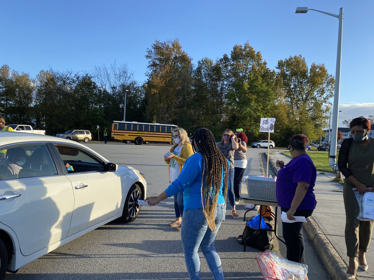 HillpointHusky's tweet photo. Husky Family Engagement “Gobble Up A Good Book.” Handing out books, instructional materials, and meeting our husky families. #HPLeadersofthePack #BuildingtheBestSPS https://t.co/sI2h2S9NBf