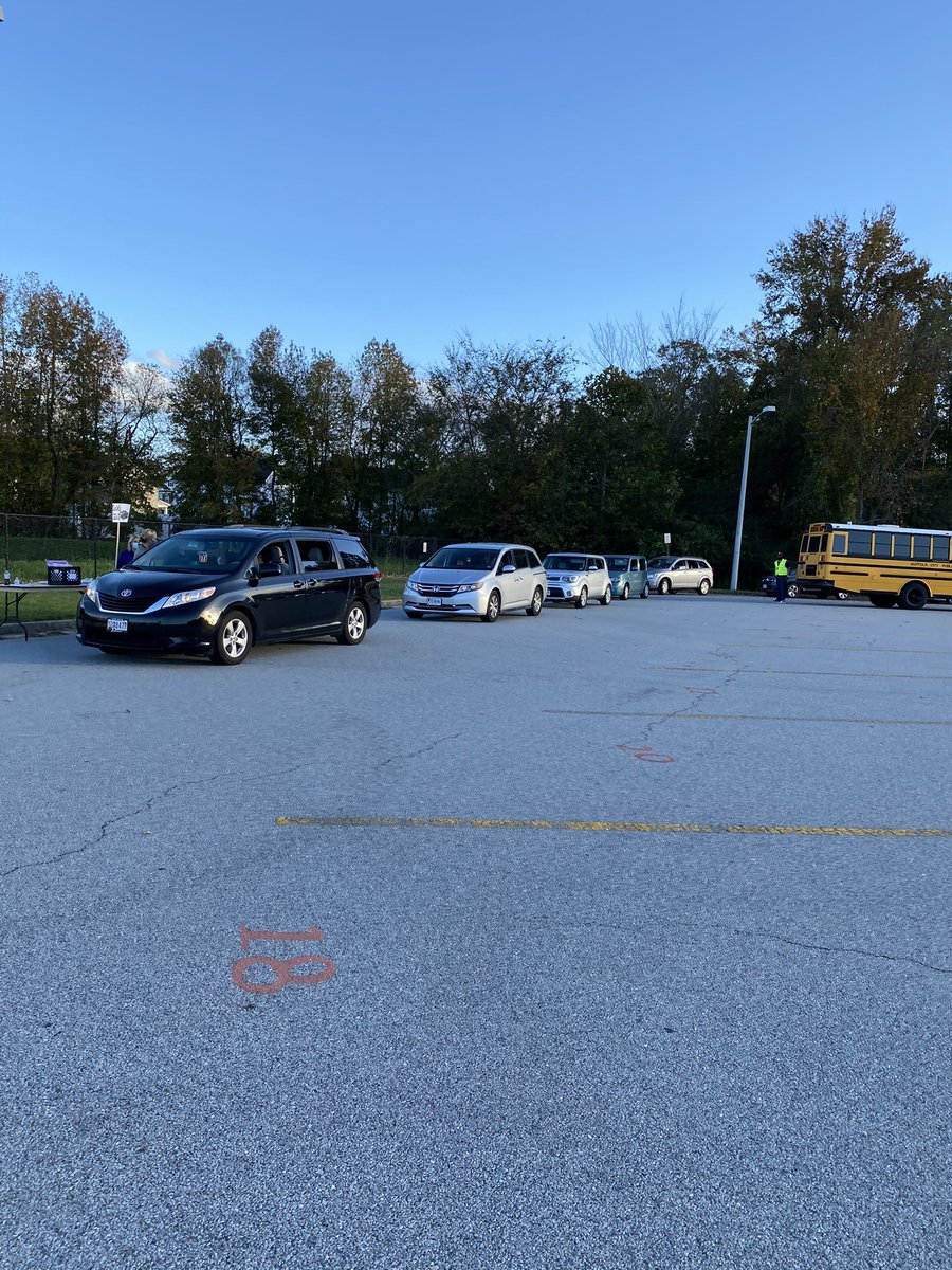 HillpointHusky's tweet photo. Husky Family Engagement “Gobble Up A Good Book.” Handing out books, instructional materials, and meeting our husky families. #HPLeadersofthePack #BuildingtheBestSPS https://t.co/sI2h2S9NBf