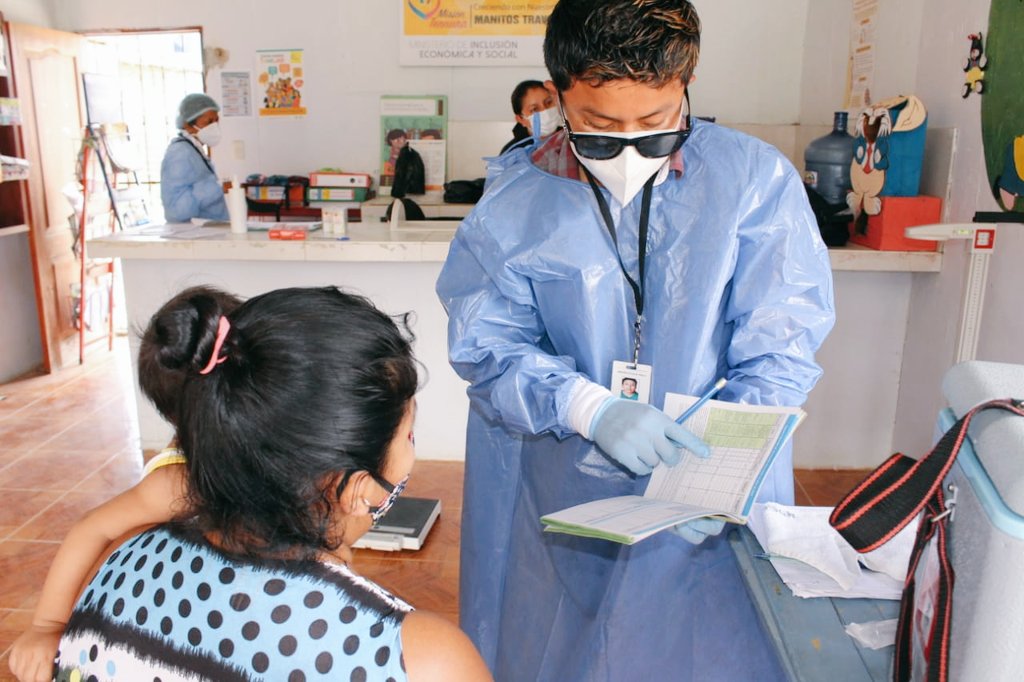 DPS_LosRios's tweet photo. #Guayas | En articulación con @InclusionEc, médicos del Centro de Salud Urbano Playas realizan captación de niños y niñas menores de 3 años en barrio La Planta para prevenir signos de desnutrición, mediante toma de medidas antropométricas y actualizar esquemas de vacunación. https://t.co/mTKSMq2gCJ