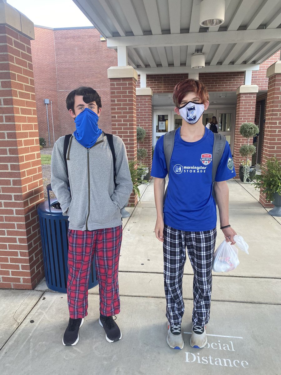 RodRuth1's tweet photo. B Day students get in on the action for #KindnessWeek2020 @chs_arkclub @CHS_BlueEagles https://t.co/wjDr1dwBBB