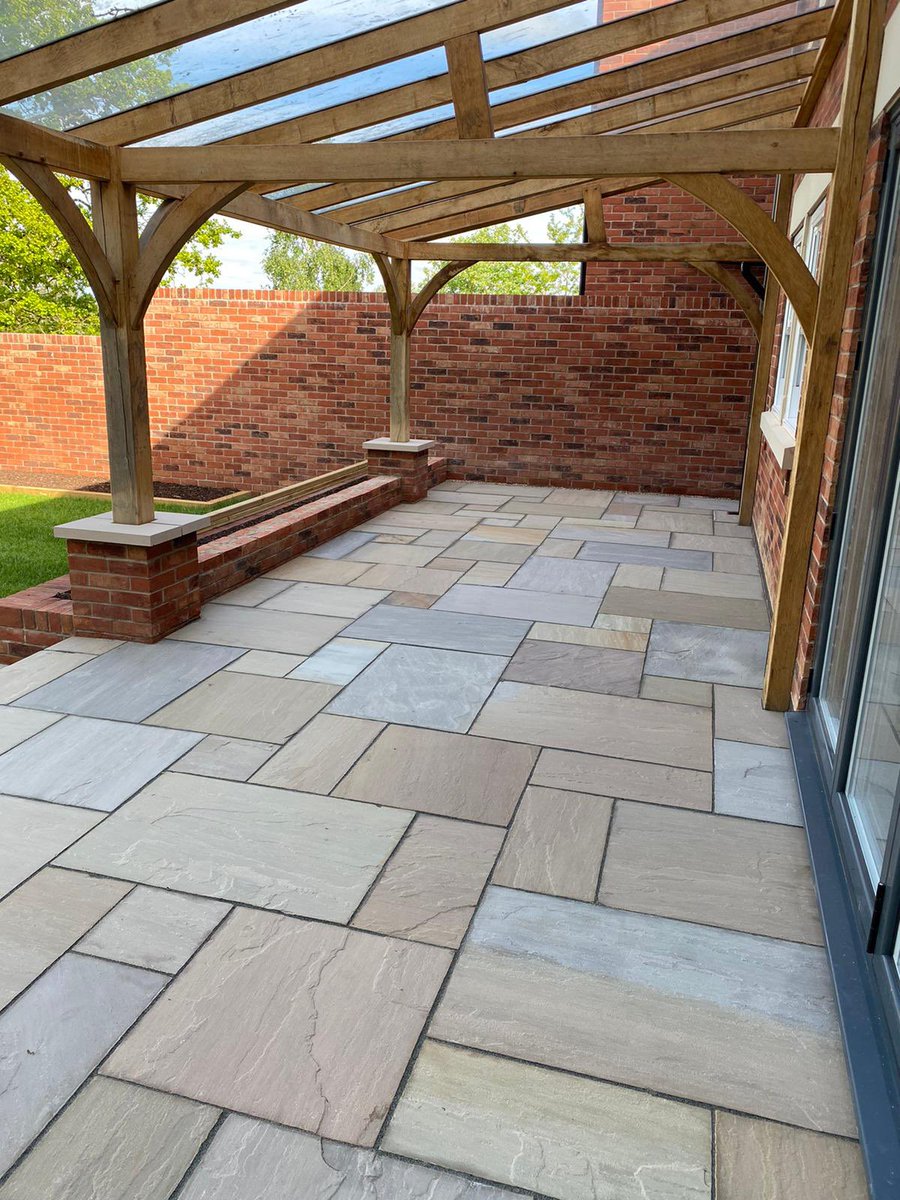 PSD_UK_LTD's tweet photo. Circle kits are perfect for bespoke garden projects.
Look at this beautiful project with our Rippon Buff sandstone! ☀️🌻Nationwide delivery 2-3 working days from PSD. https://t.co/n2C7sxVdso #pavingcircle #buff https://t.co/YrFUAv5gla