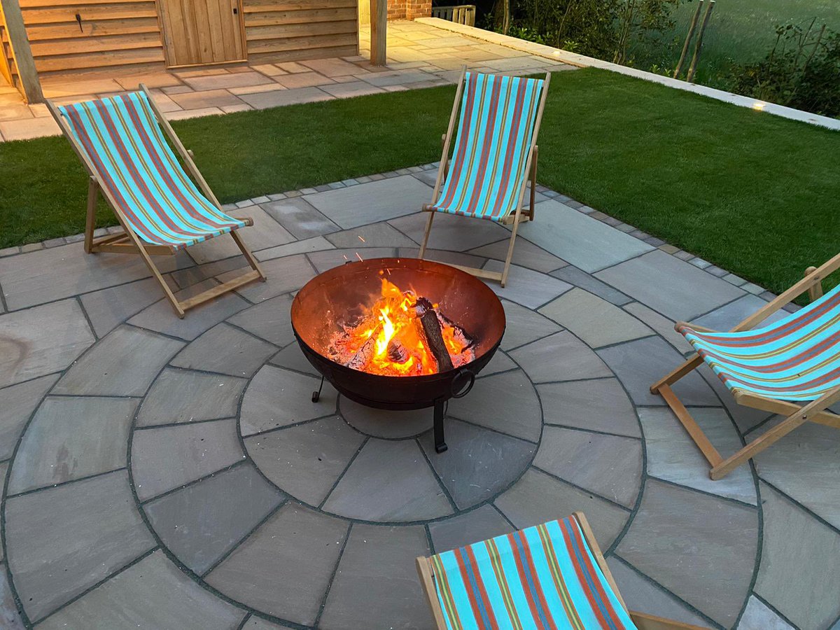 PSD_UK_LTD's tweet photo. Circle kits are perfect for bespoke garden projects.
Look at this beautiful project with our Rippon Buff sandstone! ☀️🌻Nationwide delivery 2-3 working days from PSD. https://t.co/n2C7sxVdso #pavingcircle #buff https://t.co/YrFUAv5gla