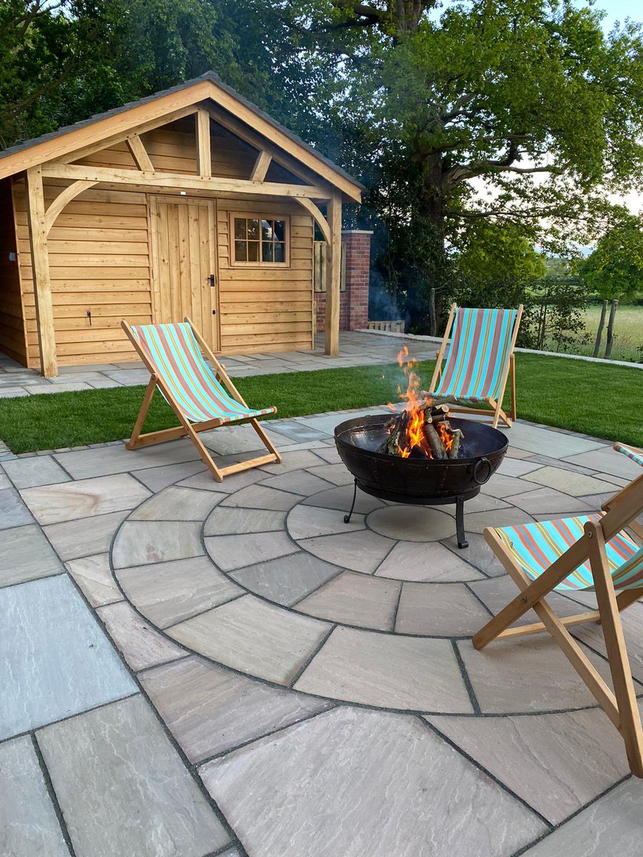 PSD_UK_LTD's tweet photo. Circle kits are perfect for bespoke garden projects.
Look at this beautiful project with our Rippon Buff sandstone! ☀️🌻Nationwide delivery 2-3 working days from PSD. https://t.co/n2C7sxVdso #pavingcircle #buff https://t.co/YrFUAv5gla