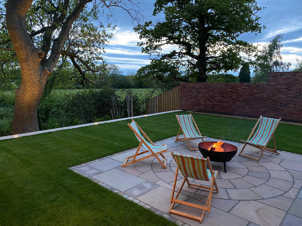 PSD_UK_LTD's tweet photo. Circle kits are perfect for bespoke garden projects.
Look at this beautiful project with our Rippon Buff sandstone! ☀️🌻Nationwide delivery 2-3 working days from PSD. https://t.co/n2C7sxVdso #pavingcircle #buff https://t.co/YrFUAv5gla