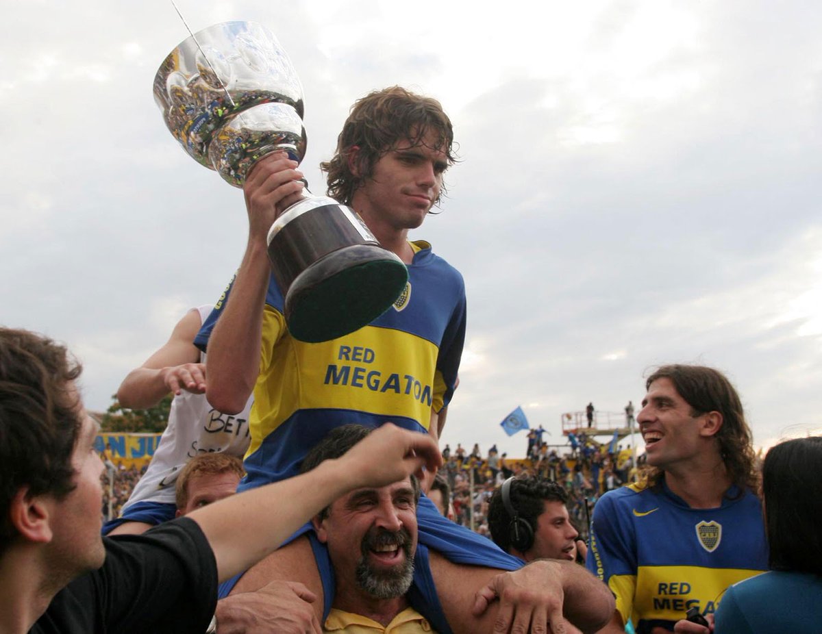 PlanetaBoca's tweet photo. 🎩⚽ Fernando #Gago se retira del fútbol profesional. 

💛 Muchos éxitos en esta nueva etapa, @fernandogagome. 

🙏🏼 Gracias por los recuerdos y las alegrías. #Boca siempre será tu casa. https://t.co/3fbGdhg3sA