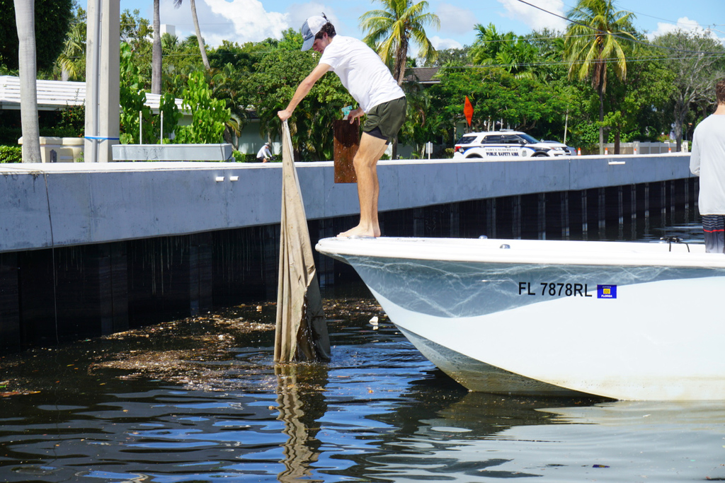 TheExtraCatch's tweet photo. Removing marine debris can be a dirty job, but it helps keep our waterways clean.
#theextracatch #plasticpollution #oceans #beachcleanup #freediving #skipthestraw #refusesingleuse #diving #boating #fishing #saltlife #marinedebris #marinelife #saveourseas https://t.co/WZN1h7Qn0v