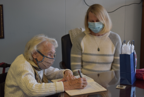 USCG's tweet image. #ICYMI - Mabel Johnson, a #USCG SPAR, recently celebrated her 106th birthday! She enlisted in 1943 during #WWII, and served as a Yeoman in Cleveland. 
READ: ow.ly/hD6f50CfvJL