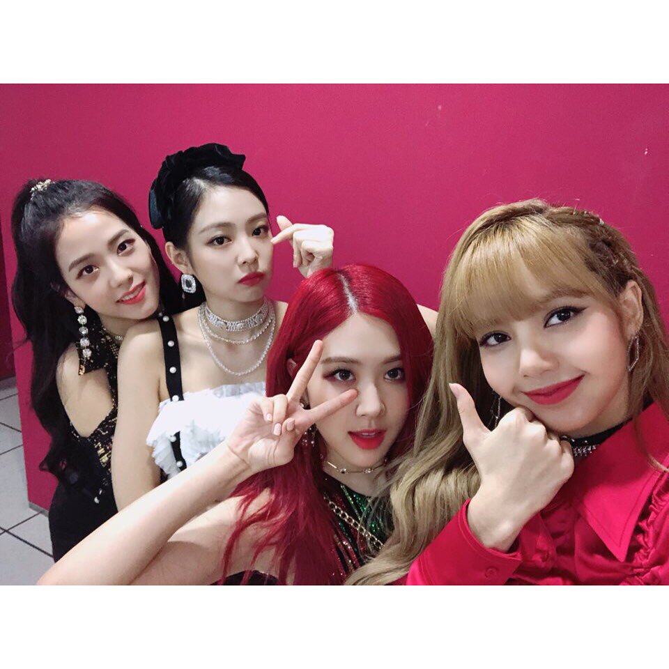 BLCR_TW's tweet photo. 𝖡𝖫𝖠𝖢𝖪 𝖢𝖱𝖮𝖶𝖭 ᥙρdᥲtᥱ↴↴
        𝗘𝘃𝗮𝗻 𝔼.vᥱᥒt
[#EVANDB + #MONEYWithEvan]
HEY HEY, acabamos de llegar al debut de Evan, Won estaba muy feliz y emocionada pq #fan.

pd: evan te amo entendelo -won https://t.co/hA8v7xAHBV
