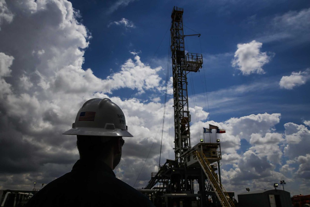 EnverusEnergy's tweet photo. The #rigcount continues its steady climb. There are 226 #crudeoil rigs, up five from last week; 71 #natgas rigs, down one from last week. https://t.co/QCgfu5u238 #EnverusEnergy #oilandgas #oilindustry https://t.co/B4LOWp1Uus