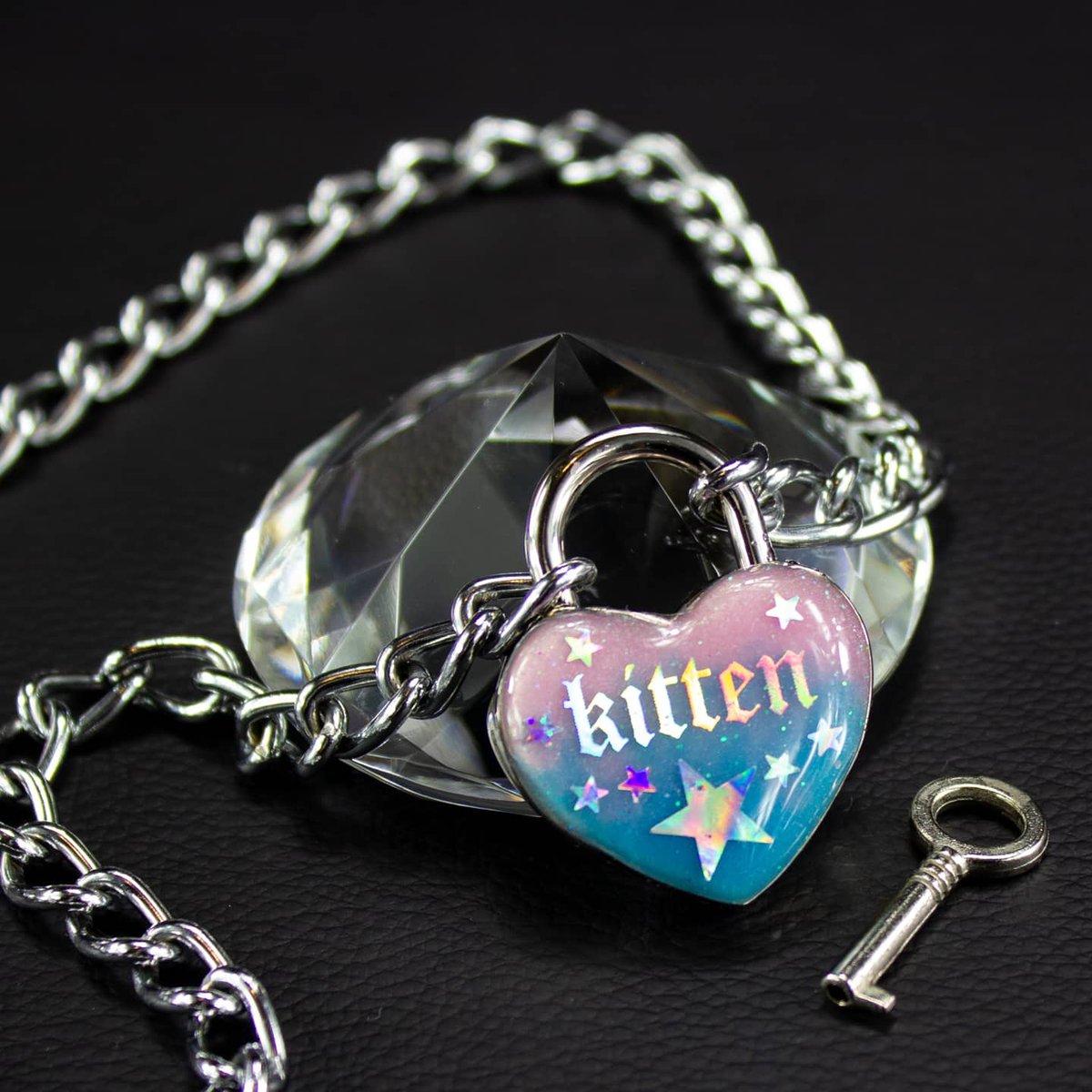 popandlockresin's tweet photo. https://t.co/l0UPBxTPbV #kittenplay #veganfriendlykink #lockingcollar #collaringcollar https://t.co/NyDJvcY1bE