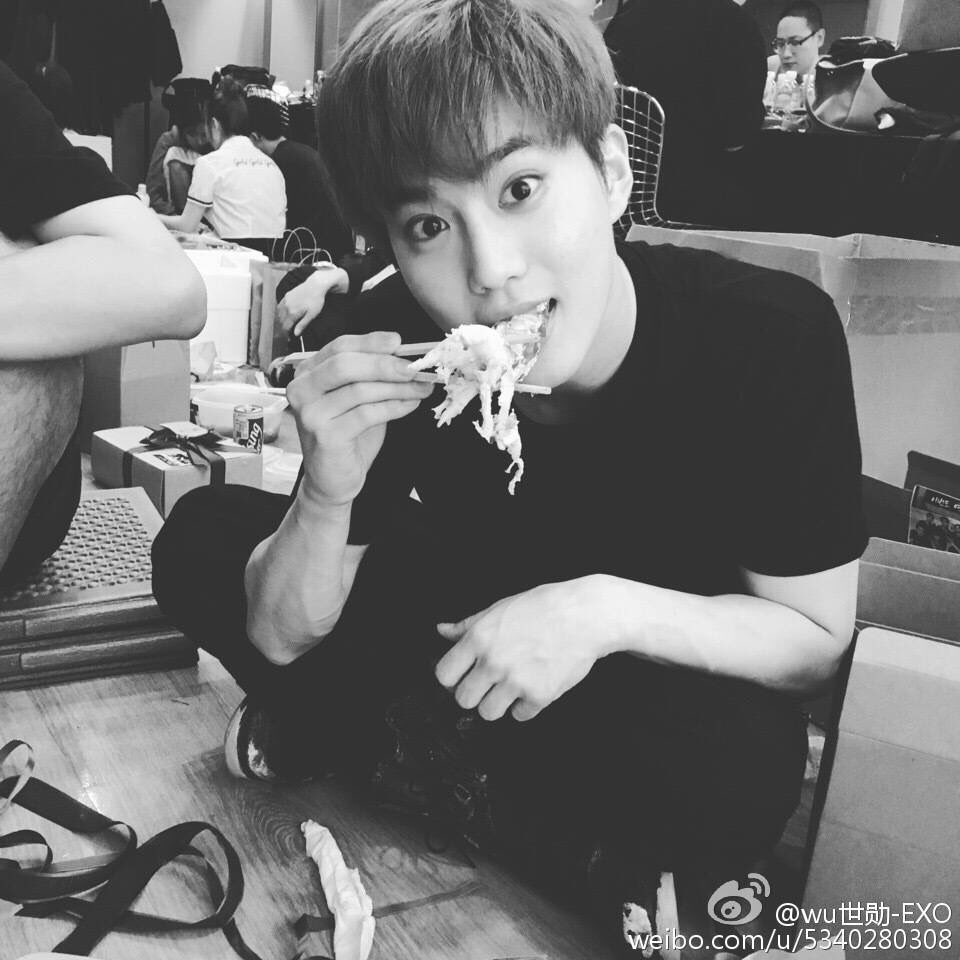 weEXOworld's tweet photo. ุ๐ฅุ ๐ฬถ๐ซฬถ'ฬถ๐ฬถ๐ฬถ๐งฬถ ่ฏบ ๐๐๐ ๐๐๐ ๐๐๐๐ ๐๐ ๐๐๐๐๐๐๐ ๐ฅ โช ษฏแฅฑ แฅฒrแฅฑ . . . ๐๐๐! #MONEYWithEvan โ #EVANDB โ
Antes de llegar al debut de nuestro hijo @EVAN__twt pasamos a comer y para no llegar tarde Dragos se trajo su comida al backstage, muchas felicidades! https://t.co/JxrunQFsXJ