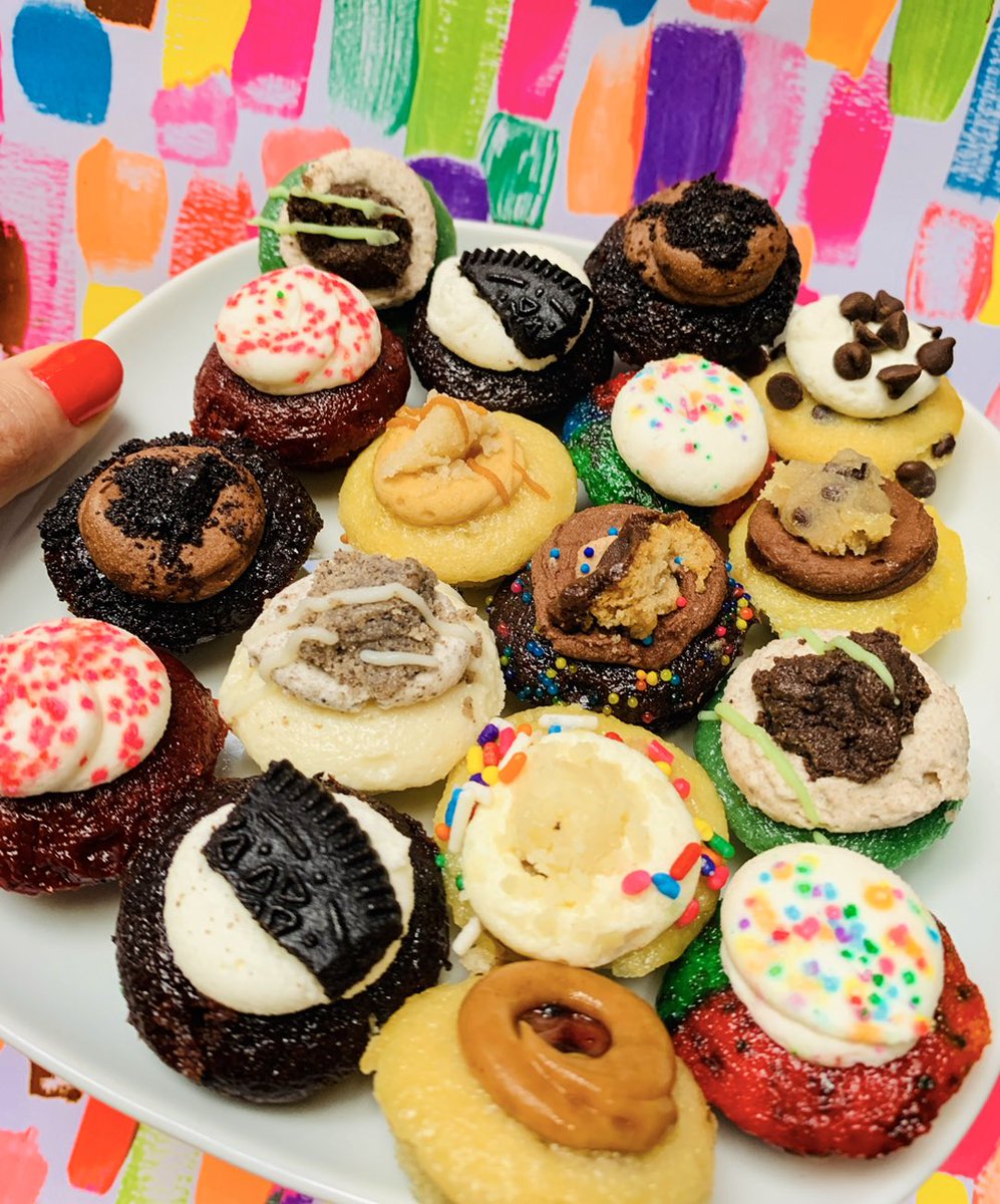 bakedbymelissa's tweet photo. It's a plateย half-full kinda day (or totally full)ย ๐๐โคโจ๐๐ฏ#plategoals #cupcakes #latestandgreatest #bitesize #somanyflavors #yum #eeeeeats #bakedbymelissa https://t.co/PWKr6gjeye