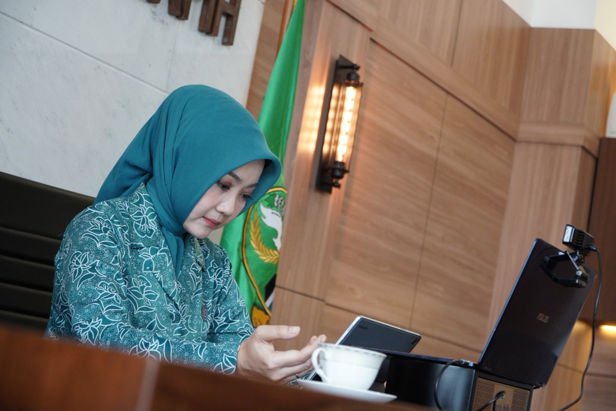 ata_lia's tweet photo. Membuka " Recheking Kesatuan Gerak PKK, Bangga Kencana, Kesehatan dan Posyandu Prov. Jabar 2020" (10-11-20)
 “Melalui Kesrak PKK, Bangga Kencana, Kesehatan, Kita Tingkatkan Kepedulian Bersama untuk Hidup Sehat &amp; Sejahtera dlm Adaptasi Kebiasaan Baru Menuju Indonesia Maju.”

 🙏♥️ https://t.co/RvXFOttWYZ