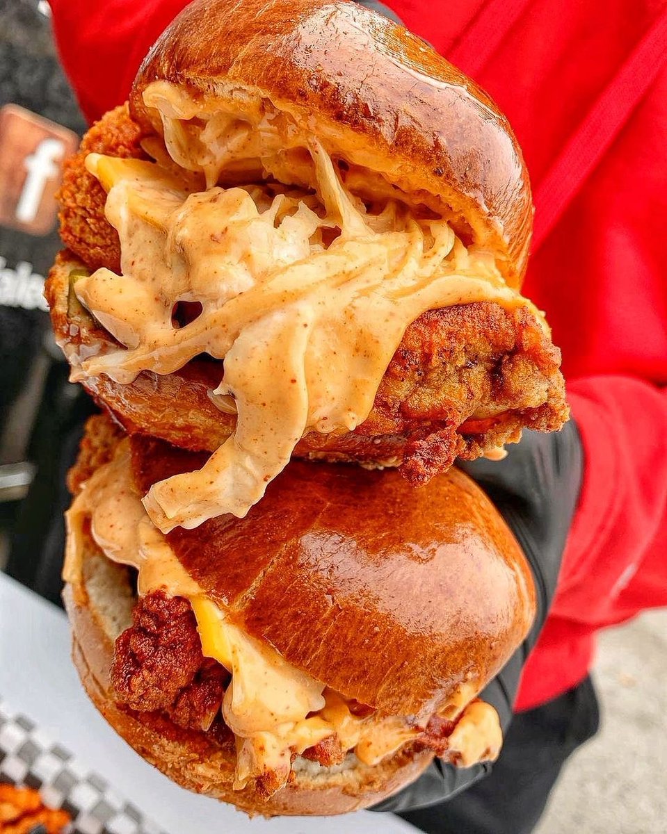 foodtrucksTO's tweet photo. Massive burgers from The Holy Grill Food Truck - 📸 chefaleem #Toronto #burgersTO #foodtrucksTO https://t.co/eREVWawzXh