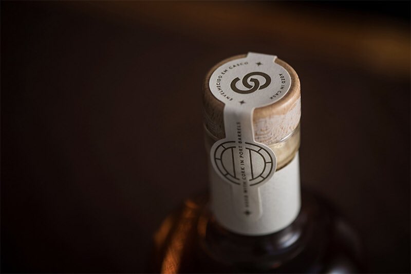adegga's tweet photo. Posso finalmente partilhar a novidade. Numa parceria exclusiva, o Adegga apresenta em primeira mão o Ginout, o primeiro gin do mundo a ser envelhecido por dentro e por fora. Estágio em cascos de Vinho do Porto. As primeiras 50 garrafas são assinadas. https://t.co/YAYmsSEI2g https://t.co/N1B4tvZtRe