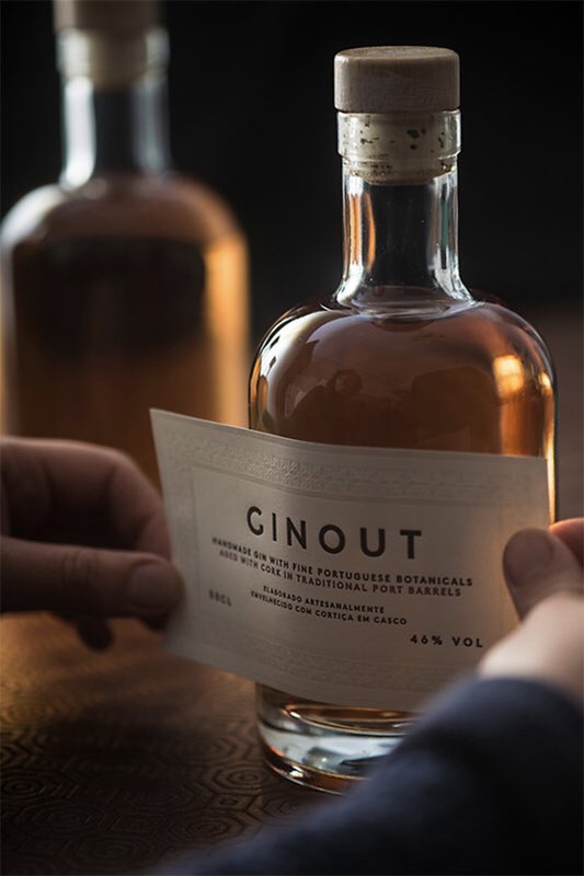 adegga's tweet photo. Posso finalmente partilhar a novidade. Numa parceria exclusiva, o Adegga apresenta em primeira mão o Ginout, o primeiro gin do mundo a ser envelhecido por dentro e por fora. Estágio em cascos de Vinho do Porto. As primeiras 50 garrafas são assinadas. https://t.co/YAYmsSEI2g https://t.co/N1B4tvZtRe