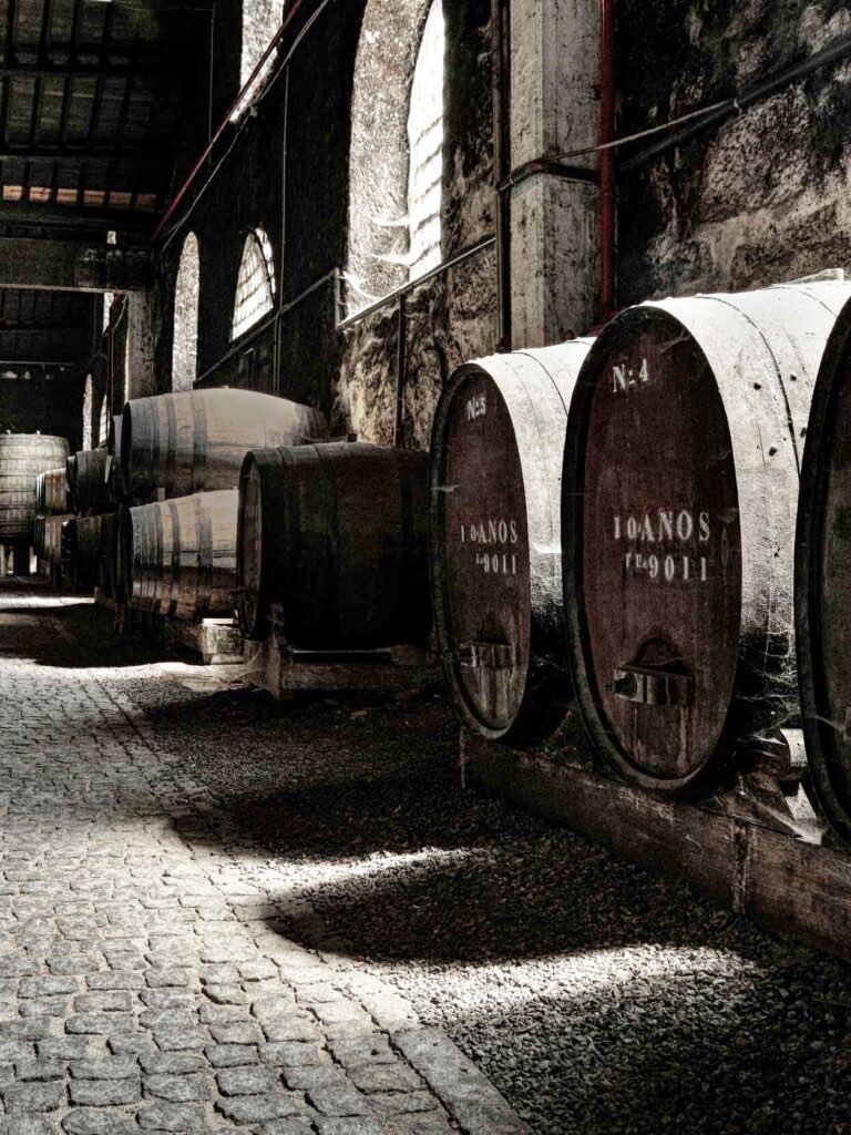 adegga's tweet photo. Posso finalmente partilhar a novidade. Numa parceria exclusiva, o Adegga apresenta em primeira mão o Ginout, o primeiro gin do mundo a ser envelhecido por dentro e por fora. Estágio em cascos de Vinho do Porto. As primeiras 50 garrafas são assinadas. https://t.co/YAYmsSEI2g https://t.co/N1B4tvZtRe