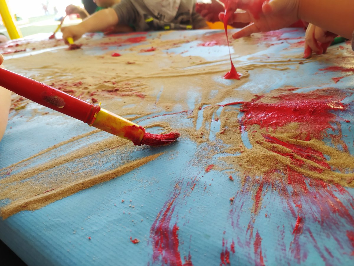 vaneinnova's tweet photo. Disfrutamos creando obras de arte con arena y pintura #Pollock #arte #arena #pintura #Creatividad #artistas @Novaschool_es https://t.co/bD9d7VFqrl