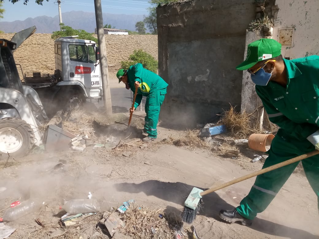 GobDeLaRioja's tweet photo. El equipo del programa Manzanas Saludables sigue trabajando para erradicar los criaderos de mosquitos. 

🙌🏻 Hoy estuvieron en el barrio Joaquín V. González https://t.co/Si4ufvlVux
