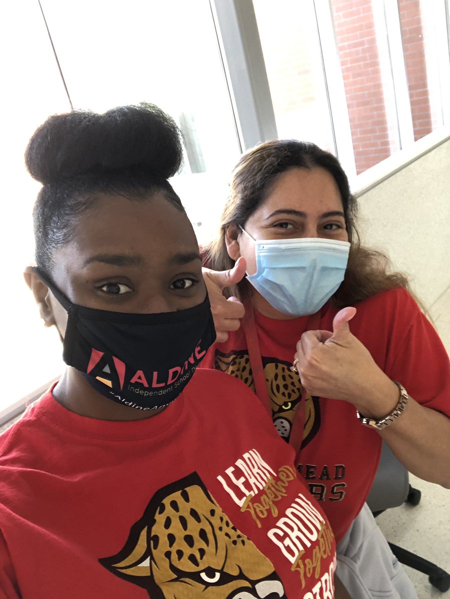 ldlandry2017's tweet photo. You’re not alone on your road to college. I found my Shirt Twin and my BUN twin ☺️😂 #MeadGenTx #MeadJagLife @Mariela06467851 @LKing703 @MeadMS_AISD https://t.co/gmH65KxDHG
