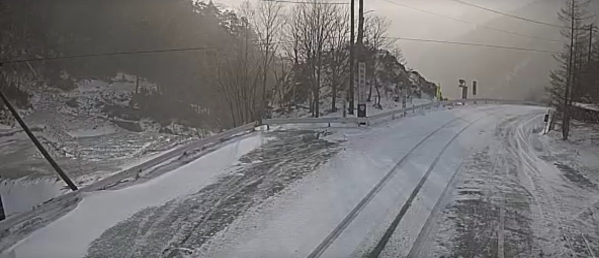 栃木県道路公社 路面状況 金精道路 は今朝も路面にかなりの 積雪 が見られ 凍結 も予想されます 金精峠 を越える方は 必ず 冬タイヤ にて チェーン も忘れずに スリップ や 吹きだまり に注意しながら 走行願います 栃木県道路公社 路面状況 金精道路 は今朝も路面にかなりの 積雪 が見られ 凍結 も予想されます 金精峠 を越える方は 必ず 冬タイヤ にて チェーン も忘れずに スリップ や 吹きだまり に注意しながら 走行願います