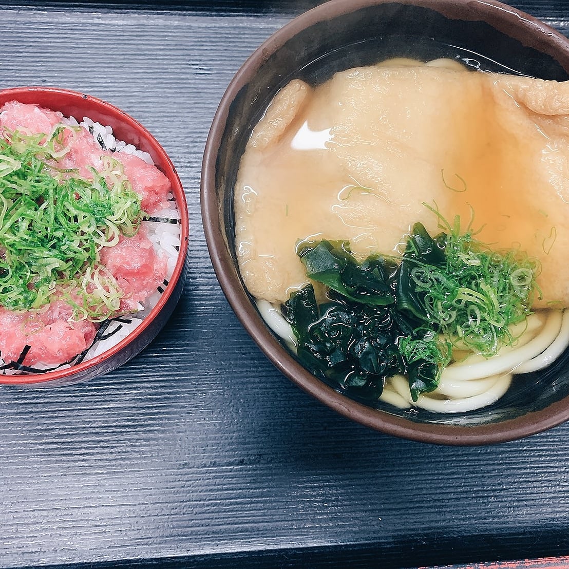 寿司工房すし吉 11月11日水曜日 本日のランチ日替わり定食 大きなキツネうどんと小さなネギトロ丼です よろしくお願いします すし工房すし吉 すし 寿司 北浜 堺筋本町 居酒屋 個室 掘りごたつ 寿司ランチ 寿司屋 工房 すし吉 堺筋 本町
